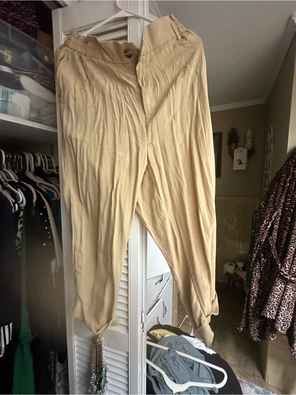 HALARA Beige Cropped Ankle Pants